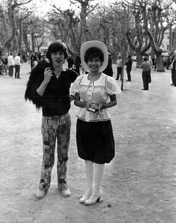 Hier posieren Mick Jagger und seine Freundin Bianca Perez Morena de Macias am 19. April 1971 in St. Tropez für die Fotografen. Das Paar hatte ein Kleid für Bianca bei der örtlichen Filiale von Yves St. Laurent bestellt. "Kein Hochzeitskleid" teilte Mick Jagger den Journalisten mit.