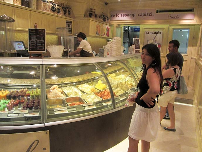 Auf der Piazza delle Erbe können Gäste ein Eis in der Gelateria Venchi kaufen.