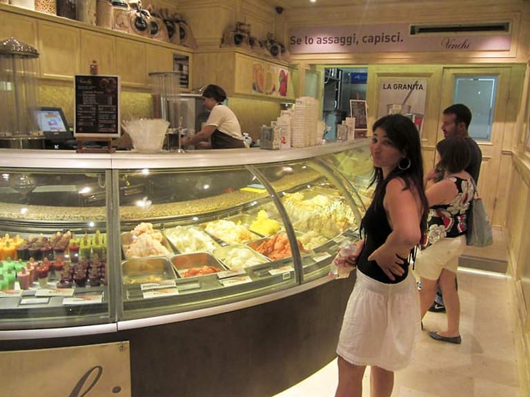 Auf der Piazza delle Erbe können Gäste ein Eis in der Gelateria Venchi kaufen.