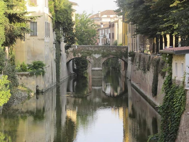 Blick von der Brücke Via Pescheria auf den Kanal.