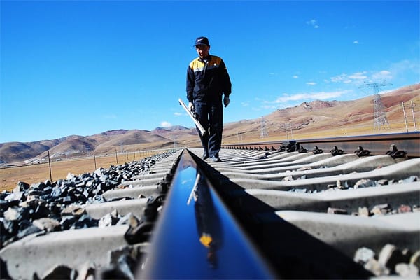 Die Zugstrecke wurde in zwei Abschnitten errichtet. Der Abschnitt Xining-Golmud-Nanshankou ging 1984 in Betrieb. Der wesentlich aufwändigere Abschnitt Nanshankou-Lhasa umfasst eine Strecke von 1100 Kilometern und wurde 2005 fertiggestellt.
