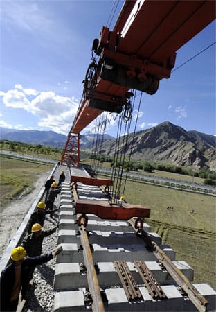 Die Bahnlinie ist ein wahrer Segen für die Bewohner von Lhasa, denn sie hat die Frachtkosten in die Provinz mit einem Schlag halbiert.