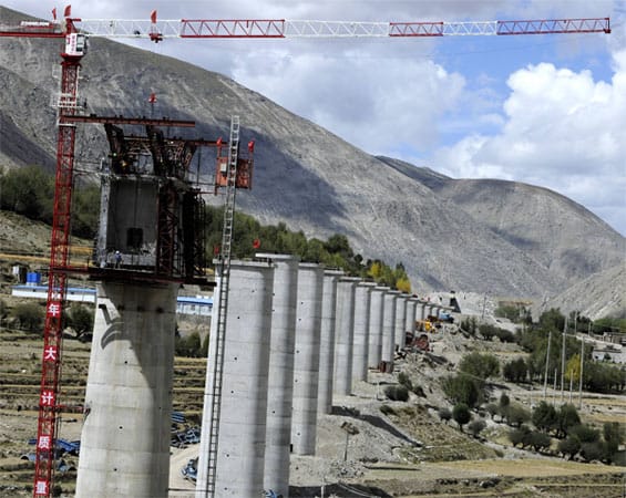 Die Tibet-Bahn, die wegen ihres Zielbahnhofs auch Lhasa-Bahn heißt, ist eines der größten Eisenbahnprojekte, die im 21. Jahrhundert fertiggestellt wurden.