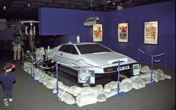 Im Juni 1976 und damit zwei Monate vor Beginn der Dreharbeiten zu dem Bond-Film war der britische Sportwagen auf den Markt gekommen.