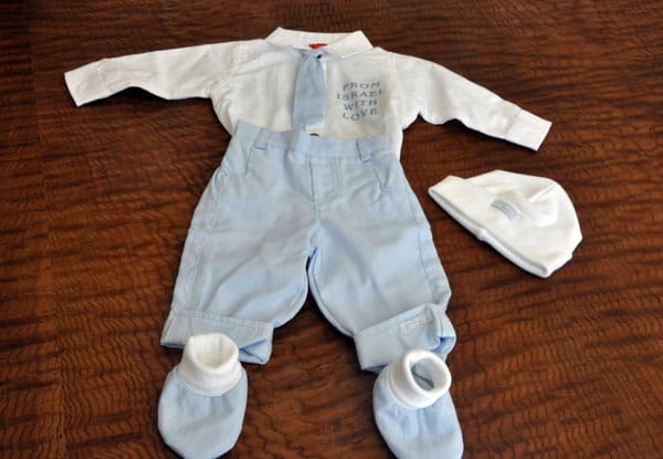 Der israelische Präsident Shimon Peres schenkte dem neugeborenen Adelsspross ein Baby-Outfit in Weiß und Hellblau. Der israelische Präsident Shimon Peres schenkte dem neugeborenen Adelsspross ein Baby-Outfit in Weiß und Hellblau.