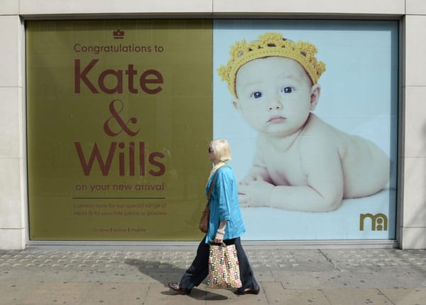 Auch die Ladenkette Mothercare gratulierte den frischgebackenen Eltern mit einem riesigen Plakat in der Londoner Oxford Street. Auch die Ladenkette Mothercare gratulierte den frischgebackenen Eltern mit einem riesigen Plakat in der Londoner Oxford Street.