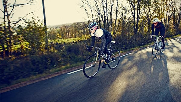 Rennradfahrer auf leerer Straße.