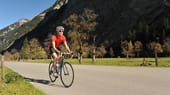 Rennrad fahren durch den Ahornboden im Karwendelgebirge.