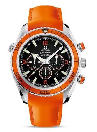 Das Gehäuse des Omega Chronograph Seamaster Planet Ocean 600 M besteht aus Stahl, das Zifferblatt ist schwarz – aber eine orangene Lünette, orangene Tupfer auf den Drückern und letztlich das Band machen sie zu einem wahrlich ausgefallenen Stück. Diese Uhr können Sie bei Wiederverkäufern für 5000 Euro finden.