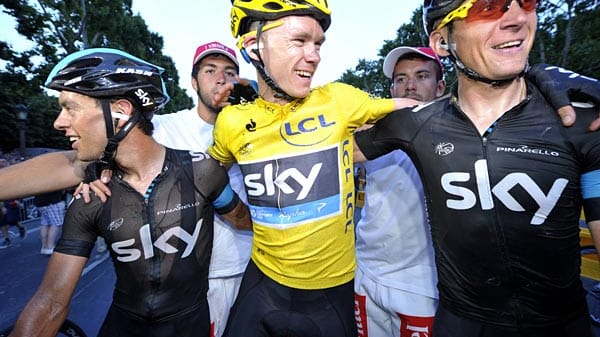 Strahlende Großverdiener: Das Team Sky kassierte bei der 100. Tour de France am meisten von allen Teams. 525.690 Euro strichen die Briten ein - vor allem dank Christopher Froome. Für seinen Gesamtsieg gab es allein 450.000 Euro. Hinzu kommen noch seine drei Etappensiege à 8000 Euro.