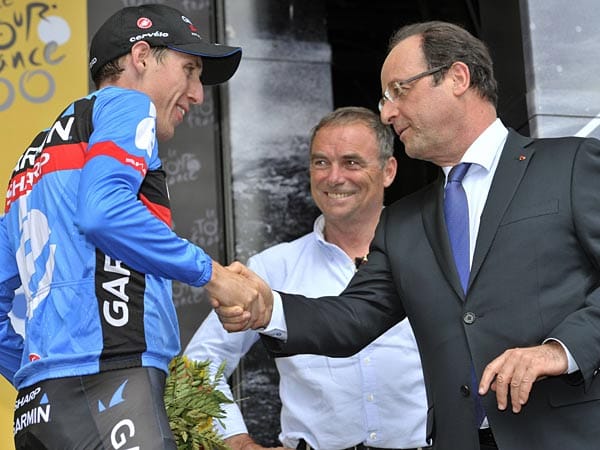 Habe die Ehre: Daniel Martin kassierte für seinen Etappensieg 8000 Euro und damit fast ein Fünftel der Einnahmen des Teams Garmin (45.930 Euro). Und, er durfte die Hand von Frankreichs Präsident Francois Hollande schütteln.