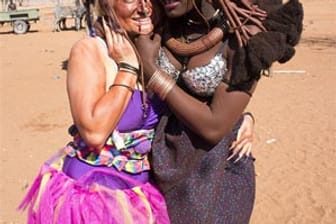 Miriam Balcerek musste für eine Nacht in ein namibisches Gefängnis, weil sie keine gültigen Einreisepapiere hatte. Nach dem Knast-Aufenthalt durfte sie wieder zurück ins Camp und wurde auch von den Himbas freundlich begrüßt.