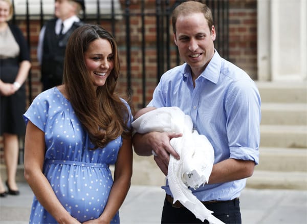 Am 22. Juli 2013 brachte die britische Herzogin Kate ihren Sohn George Alexander Louis zur Welt. Der Kleine ist die Nummer drei in der Thronfolge nach seinem Opa Prinz Charles und seinem Vater Prinz William.
