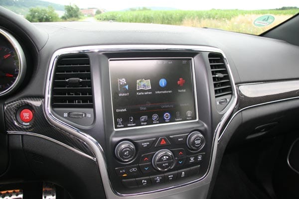 Neben dem zentralen 8,4-Zoll-Touchscreen steht für den Fahrer noch ein sieben Zoll großes Display im Kombiinstrument zur Verfügung auf dem sich mehr als 100 verschiedene Info-Konfigurationen darstellen lassen.