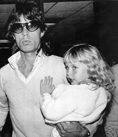 Hier trägt er seine süße damals 3-jährige Tochter Elizabeth Scarlett auf dem Arm.