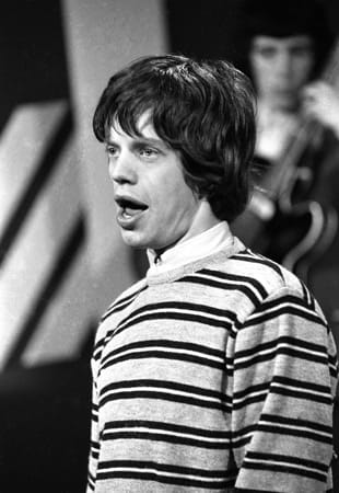 Mick Jagger bei einem TV-Auftritt in den 60er Jahren. Damals dürfte das heutige Rock-Urgestein gerade mal süße 17 gewesen sein.