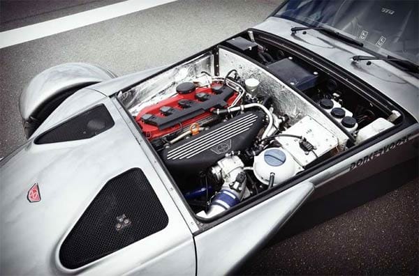Im schmalen Bug steckt ein Fünfzylinder-Turbomotor, den Donkervoort bei Audi einkauft und in drei Leistungsstufen von 254 kW/340 PS bis 280 kW/380 PS anbietet.