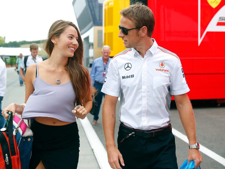 Bei jedem Grand Prix eine neue Episode aus der Serie "Der Rennfahrer und das Model": Jenson Button (re.) und Jessica Michibata.