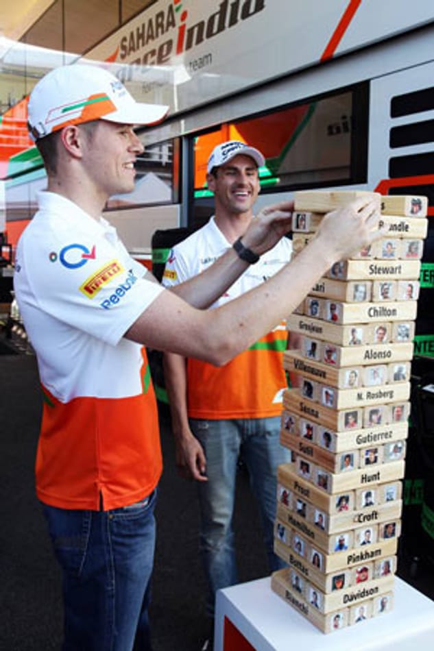 Spielen scheint bei den Fahrern sehr beliebt zu sein. Hier amüsieren sich die Force-India-Piloten Paul di Resta (li.) und Adrian Sutil beim Jenga....
