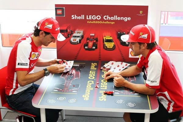 ...bei Ferrari stehen Testfahrer Pedro de la Roa (li.) und Fernando Alonso mehr auf Lego.