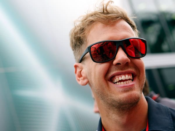 Sebastian Vettel kommt mit der WM-Führung und bester Laune nach Ungarn.