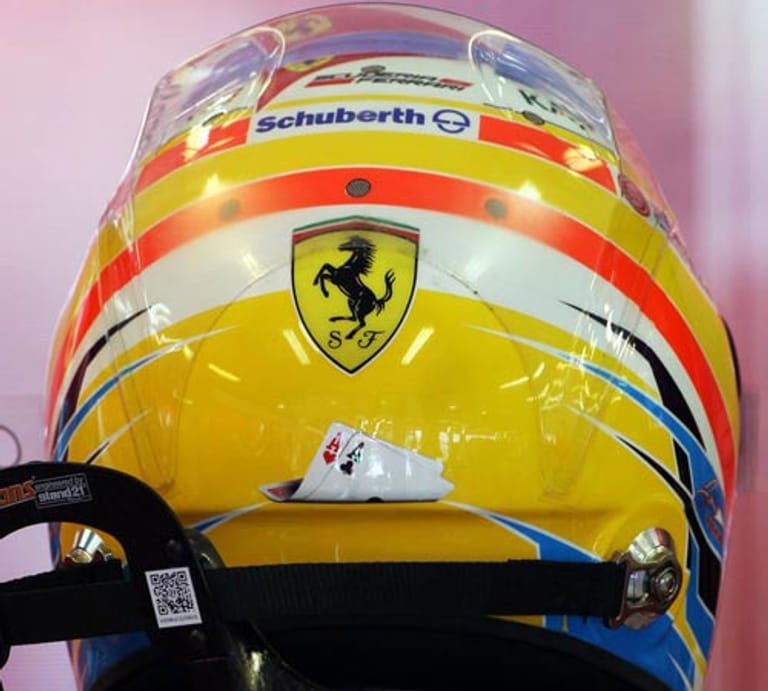 Fernando Alonsos Helm von hinten. Als Formel-1-Pilot hat man offensichtlich kein Ass im Ärmel, sondern im Helm.