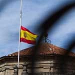 In Spanien wehen die Flaggen auf Halbmast nach dem schwersten Zugunglück seit über 40 Jahren. So auch über dem Raxoi Palast in der Unglücksstadt Santiago de Compostela.