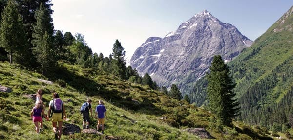 Vom 21. bis 28. September 2013 dreht sich in den Orten Gries, Sellrain und St. Sigmund-Praxmar in Tirol alles um den "Hirsch". Gäste können die faszinierende Brunft der Rothirsche unter professioneller Führung eines Jägers beobachten und eines der spektakulärsten Naturschauspiele hautnah miterleben.