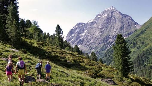 Vom 21. bis 28. September 2013 dreht sich in den Orten Gries, Sellrain und St. Sigmund-Praxmar in Tirol alles um den "Hirsch". Gäste können die faszinierende Brunft der Rothirsche unter professioneller Führung eines Jägers beobachten und eines der spektakulärsten Naturschauspiele hautnah miterleben.