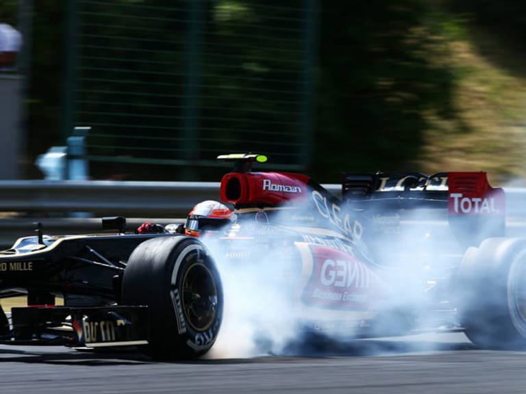 Romain Grosjean bringt seinen Lotus ans Limit bis die Reifen qualmen. Der Lohn: Bestzeit im dritten freien Training.