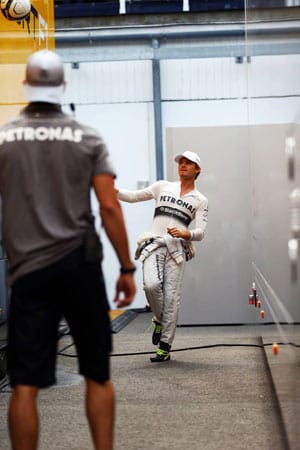 Nico Rosberg vertreibt sich die freie Zeit mit Fußball.