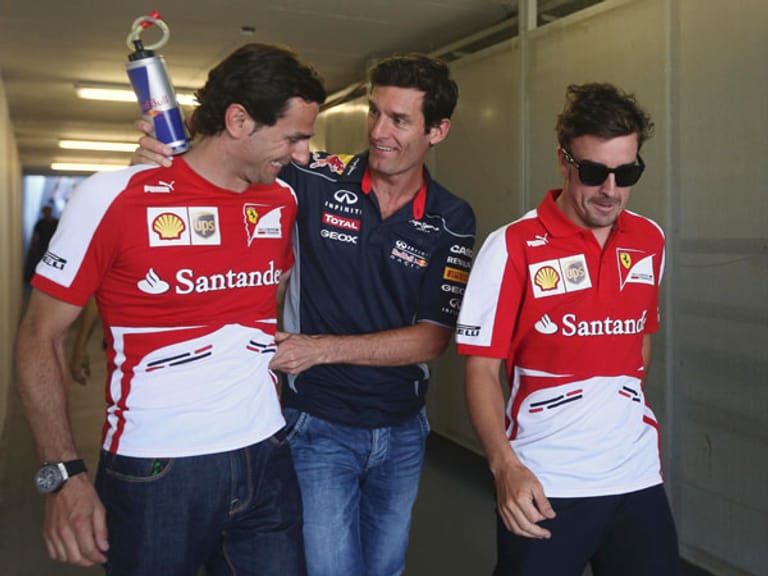 Mark Webber (Mi.) scherzt mit Ferrari-Testfahrer Pedro De La Rosa (li.). Ob man das bei Red Bull so gerne sieht?
