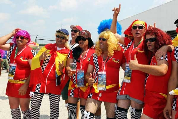 Das sind vielleicht nicht die heißesten Grid Girls des Formel-1-Zirkus', aber einfallsreich und lustig sind diese Fans allemal.