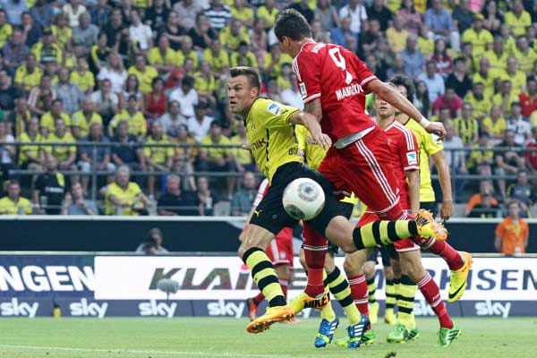 Kevin Großkreutz (li.) ersetzt den Langzeitverletzten Rechtsverteidiger der Borussia Lukas Piszczek. Der Allrounder zeigt wie hier gegen Mario Mandzukic eine solide Leistung.