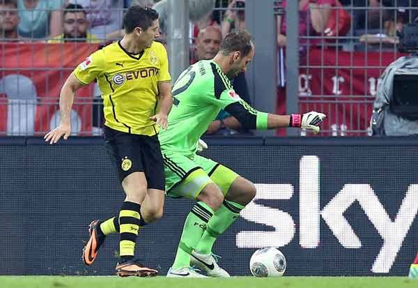 Tom Starke macht als Ersatz für die veletzte Nummer eins Manuel Neuer im Tor des FC Bayern nicht immer einen sicheren Eindruck. In dieser Szene riskiert er ein unnötiges Dribbling gegen Robert Lewandowski.