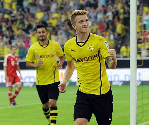 Das Supercup-Finale 2013 gewinnt Borussia Dortmund dank der überragenden Marco Reus (re.) und Ilkay Gündogan mit 4:2. Das Spiel weckt bei den Fans von Schwarz-Gelb die Hoffnung auf eine spannende Meisterschaft. Doch die wird bald enttäuscht.