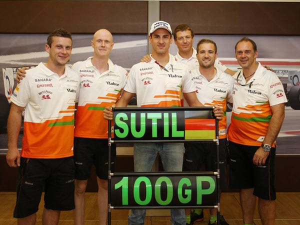 Das Force-India-Team feiert den 100. Grand Prix von Adrian Sutil (Mi.).