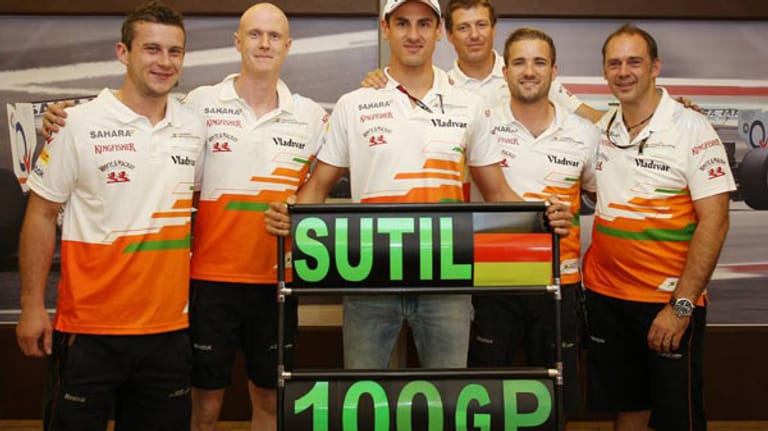 Das Force-India-Team feiert den 100. Grand Prix von Adrian Sutil (Mi.).