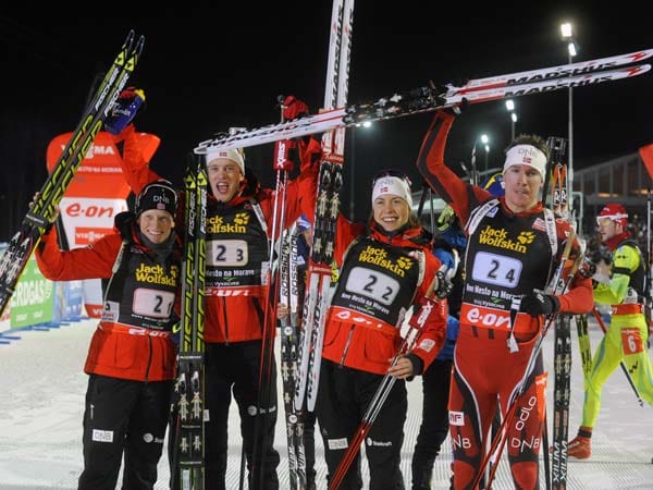 Ebenfalls mit dabei: Der Mixed-Wettbewerb im Biathlon. Hier jubelt die norwegische Mannschaft über den Weltmeistertitel 2013.