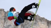 Snowboard-Slopestyle unterscheidet sich von Ski-Slopestyle in der Variation der Trickmöglichkeiten. Die Sportler müssen wie die Skifahrer Hindernisse überwinden und die Schiedsrichter mit Freestyle-Sprüngen überzeugen.