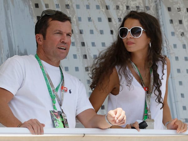 Lothar Matthäus und seine Freundin Anastasia wohnen dem Rennen als Zuschauer bei.