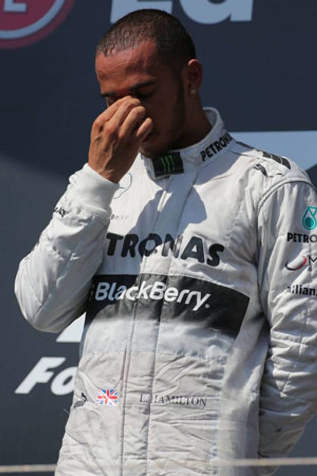 Als die britische Nationalhymne erklingt, ist Lewis Hamilton zu Tränen gerührt.