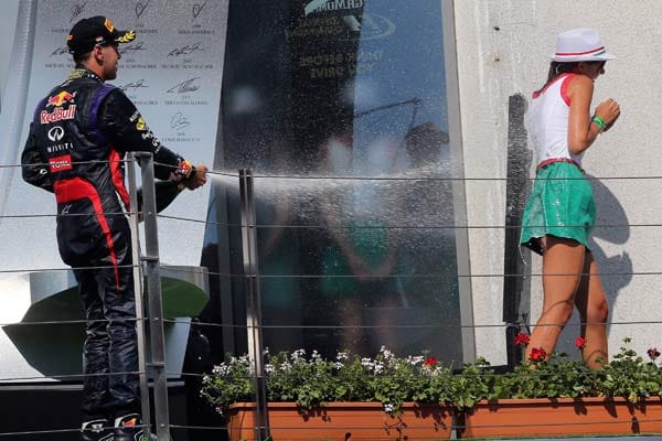 Sebastian Vettel ärgert ein Grid Girl.