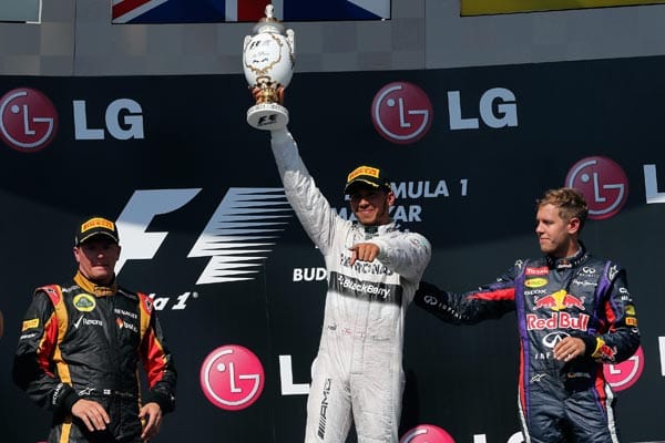 Hamilton (Mi.) bedankt sich bei seinem Mercedes-Team. Weltmeister Vettel (re.) verteilt Schulterklopfer.