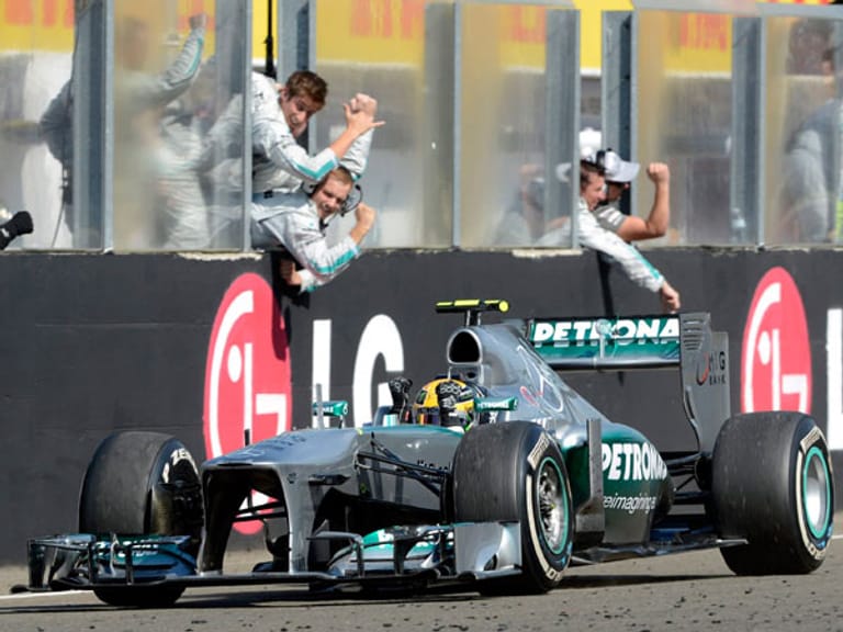 Doppelfaust - Lewis Hamilton ist der Dominator in Ungarn und gewinnt souverän.