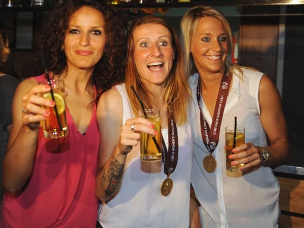 Fatmire Bajramaj, Anja Mittag und Lena Goeßling feiern den EM-Titel des Deutschen Teams im Teamhotel in Schweden.