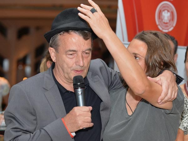Torfrau Nadine Angerer setzt dem DFB-Präsidenten Wolfgang Niersbach ihren Hut auf.