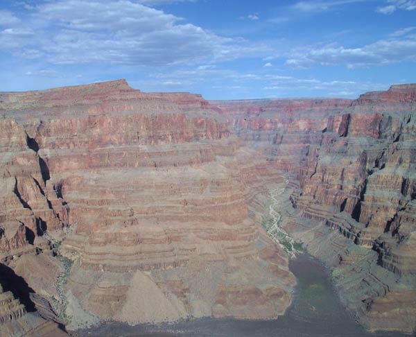 Das Naturwunder Grand Canyon wirkt aus dem Hubschrauber besonders imposant.