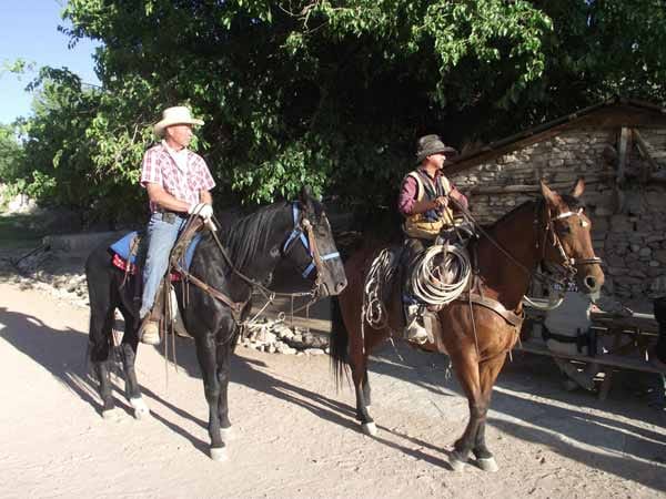 Auf der Ranch von Nigel Turner arbeiten auch echte Cowboys, die den Touristen zeigen, wo es langgeht.