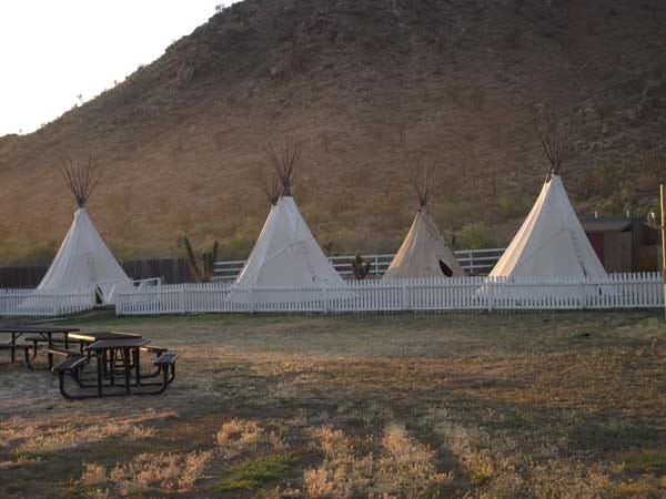 Heute ist die Ranch ein riesiges Areal, in dem sich Wildwest-Freaks wohlfühlen. Vom Hubschrauber-Landeplatz der Ranch geht es direkt ins Museum, das neben der Geschichte des Wilden Westens und zahlreichen Erinnerungsstücken an die Indianer auch die vielfältige Tierwelt Arizonas präsentiert.